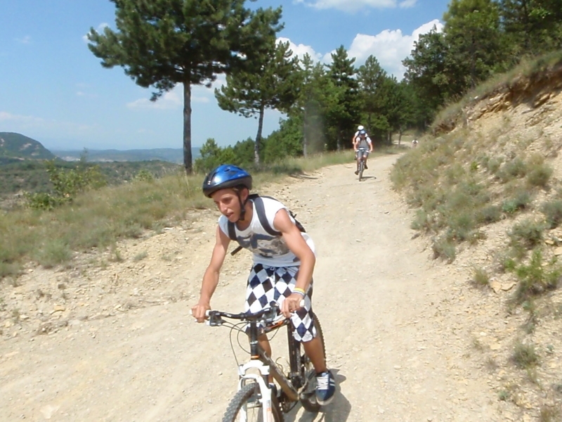 Village Camps International Summer Camp Ard&egrave;che, France 2019-07-26 https://www.villagecamps.com/journals_admin/images/70-8-Ignacio shows us how its done.jpg